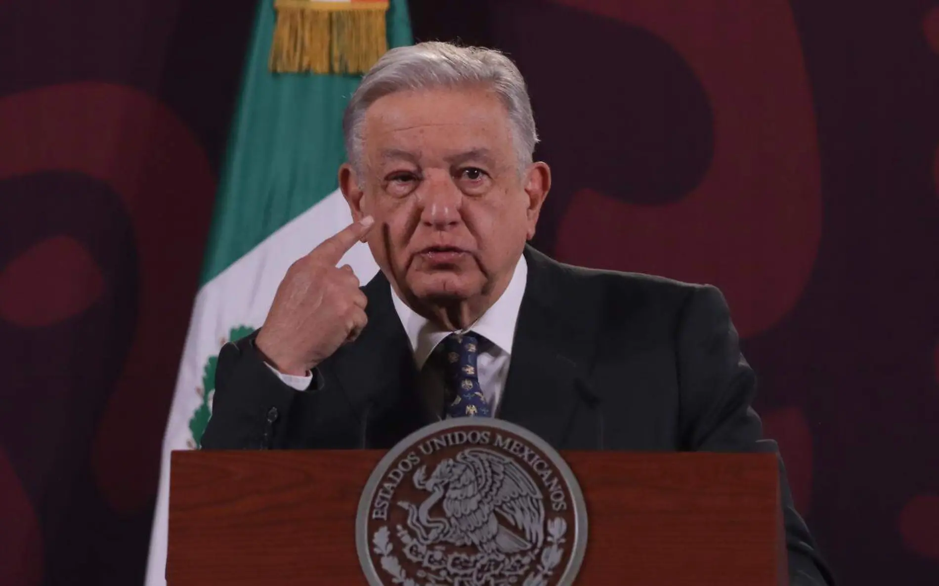 AMLO se presenta en mañanera con infección en los ojos 